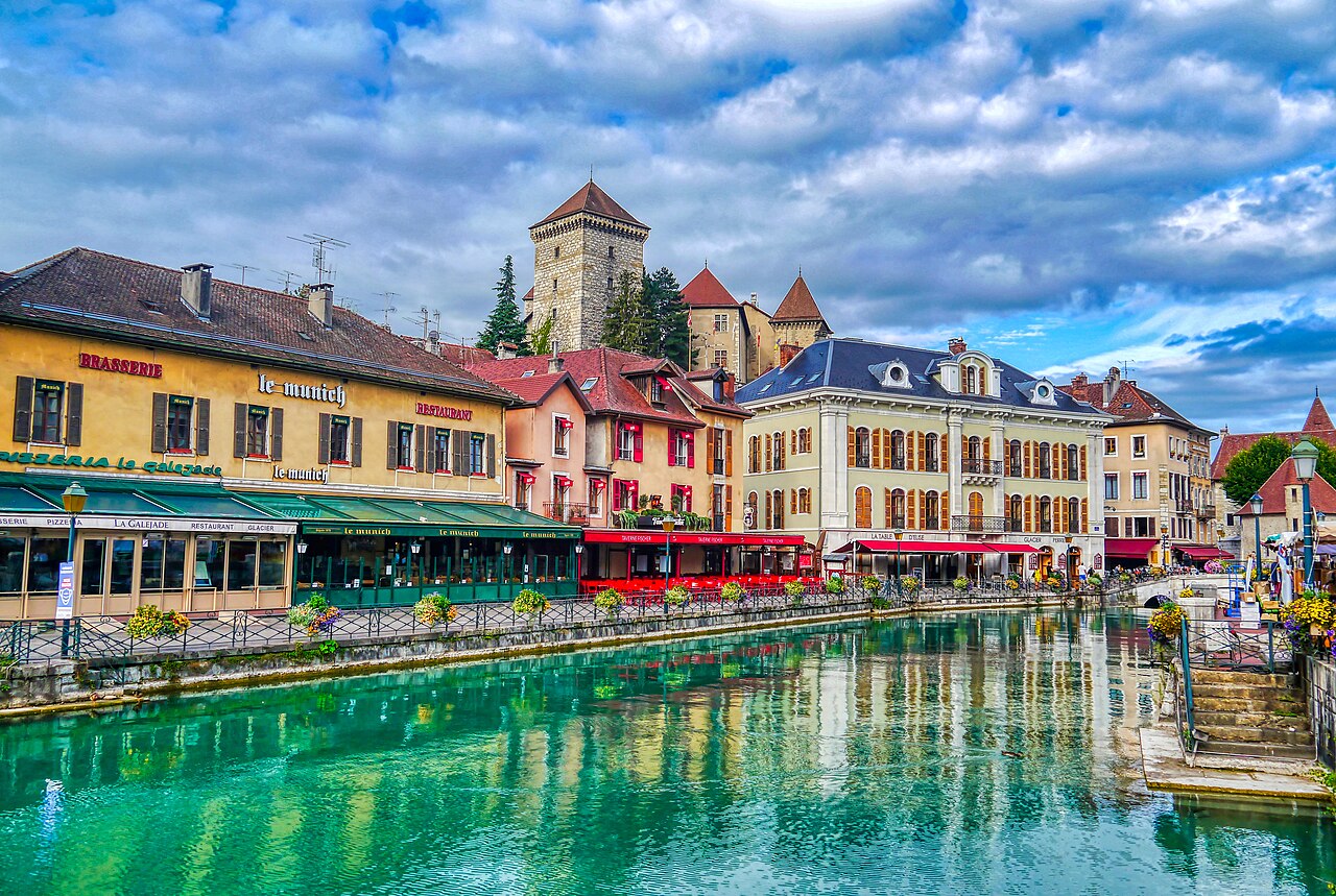 Le canal du Thiou et ses façades colorées, le château d'Annecy en arrière-plan