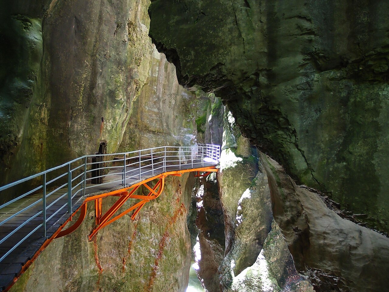 La passerelle des gorges du Fier, accrochée à la paroi au-dessus de la rivière