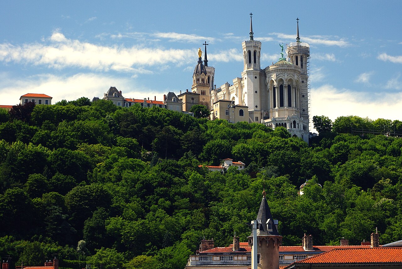 La basilique de Fourvière au sommet de la colline boisée, à Lyon