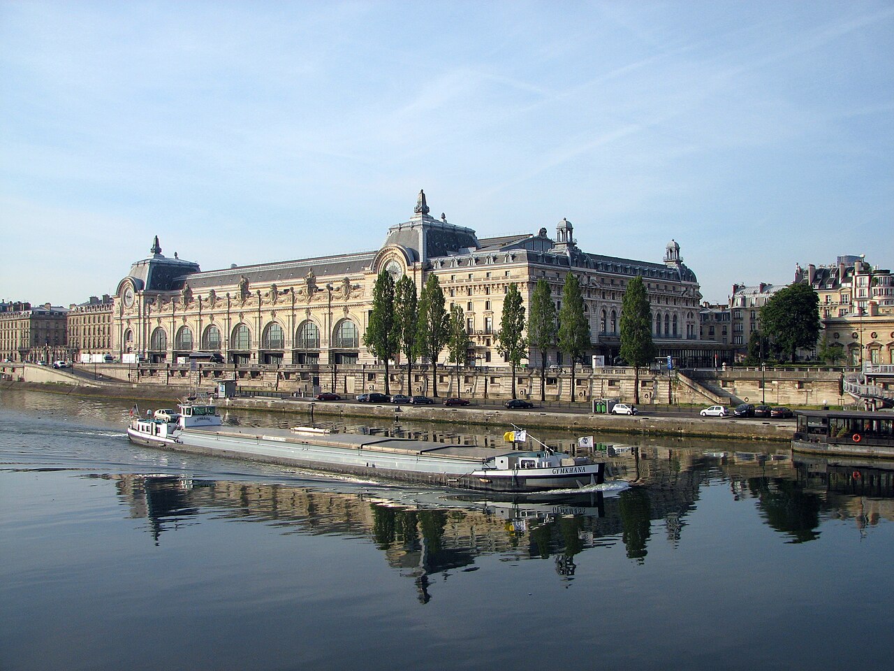 Le musée d'Orsay et ses reflets dans la Seine