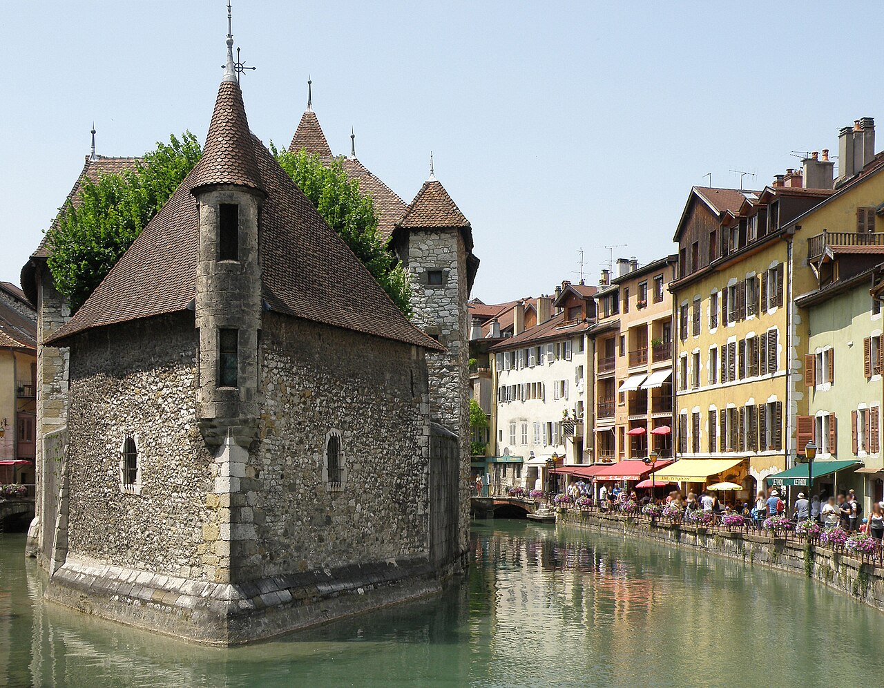 Le palais de l'Isle au milieu du canal du Thiou, face aux façades colorées de la vieille ville