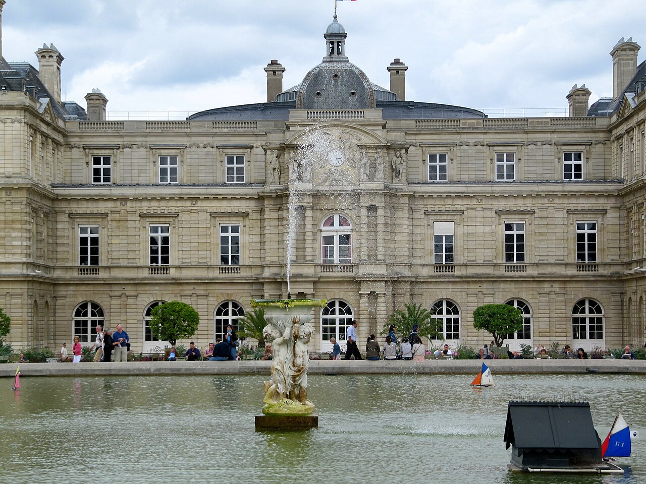 Le palais du Luxembourg et sa fontaine, depuis le jardin