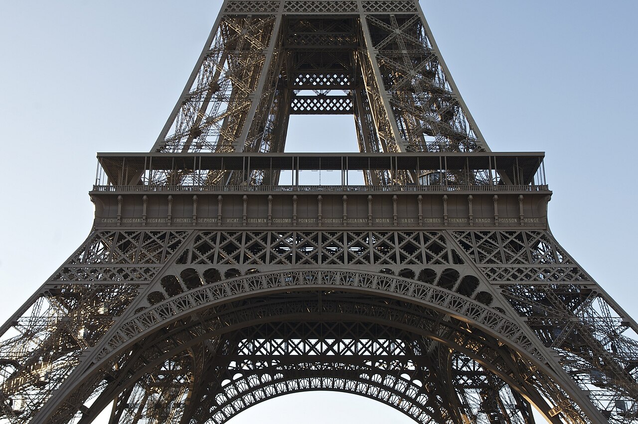 La tour Eiffel vue depuis le Champ-de-Mars, sous un ciel bleu
