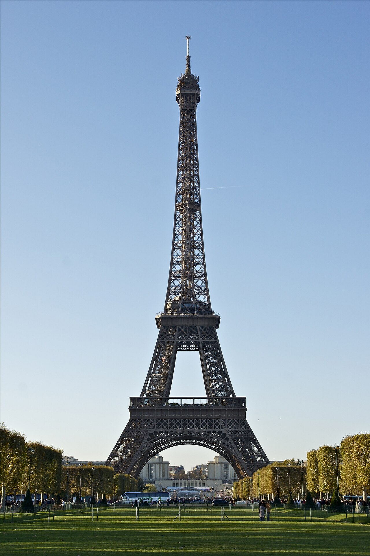 La tour Eiffel vue en contre-plongée depuis le Champ-de-Mars