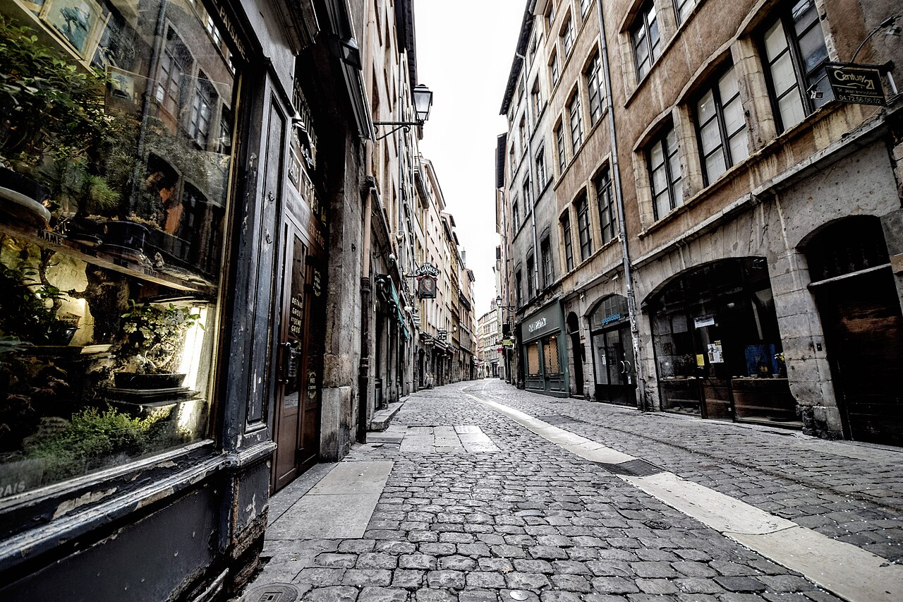 Une rue pavée bordée de façades anciennes dans le Vieux Lyon