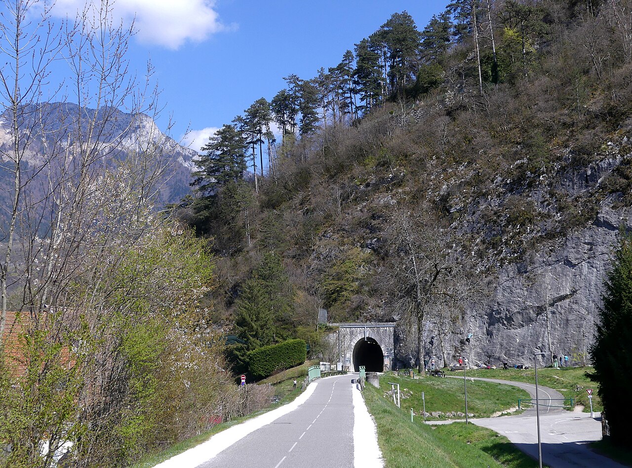 La voie verte du lac d'Annecy à l'entrée du tunnel de Duingt, au pied des montagnes