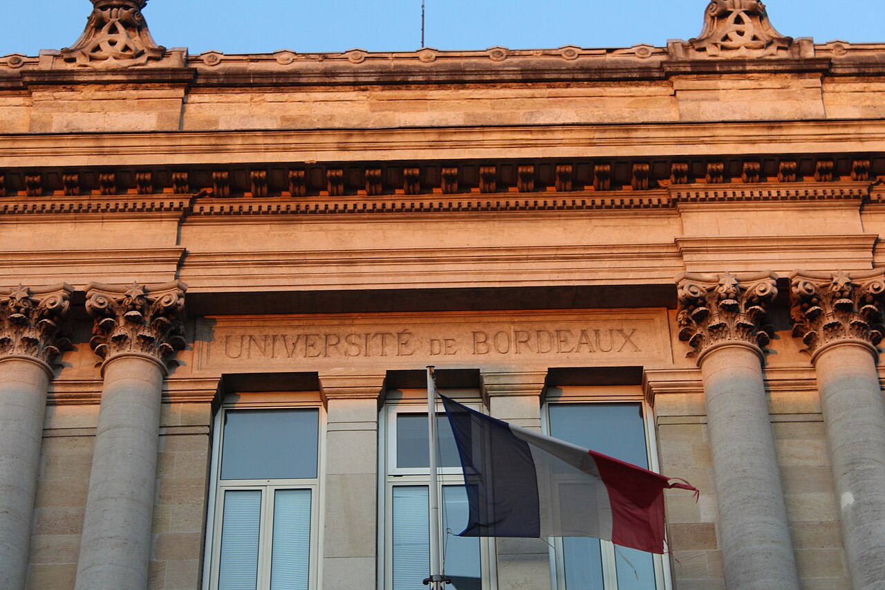 La façade de l’ancienne faculté des lettres qui abrite le musée d’Aquitaine, au soleil couchant