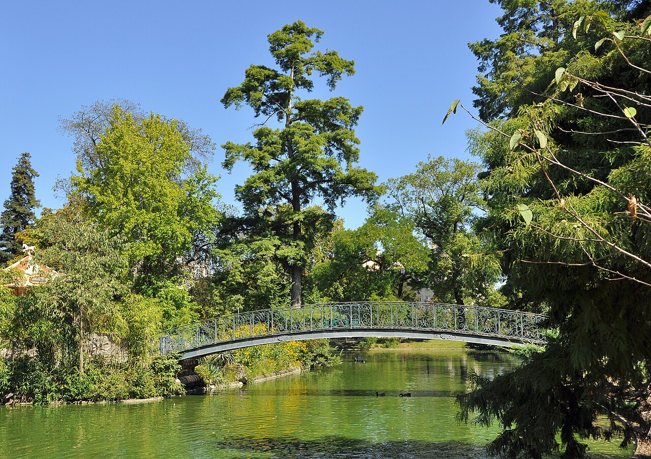 Le bassin du Jardin public et sa passerelle en fer forgé, entre de grands arbres