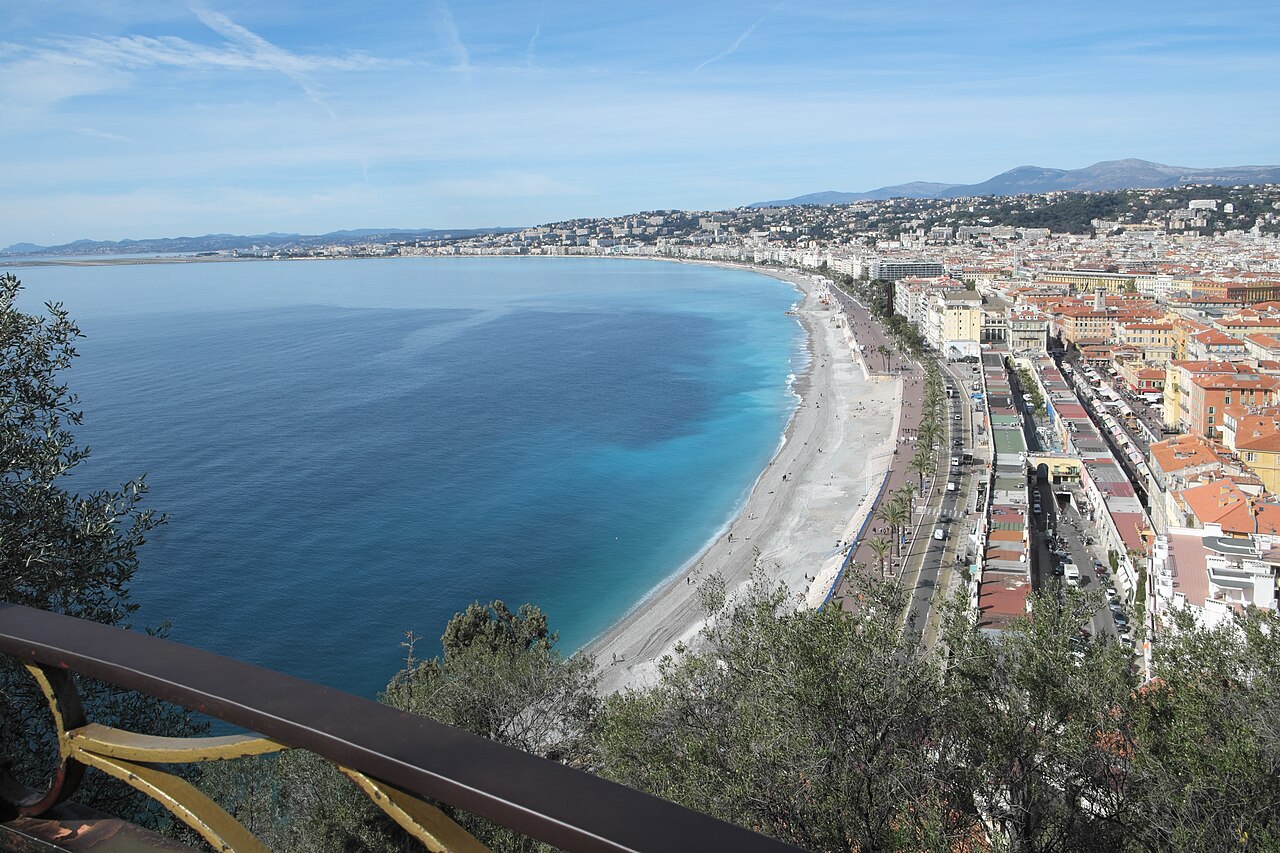 La baie des Anges et la Promenade des Anglais vues depuis la colline du Château, au-dessus des toits de Nice