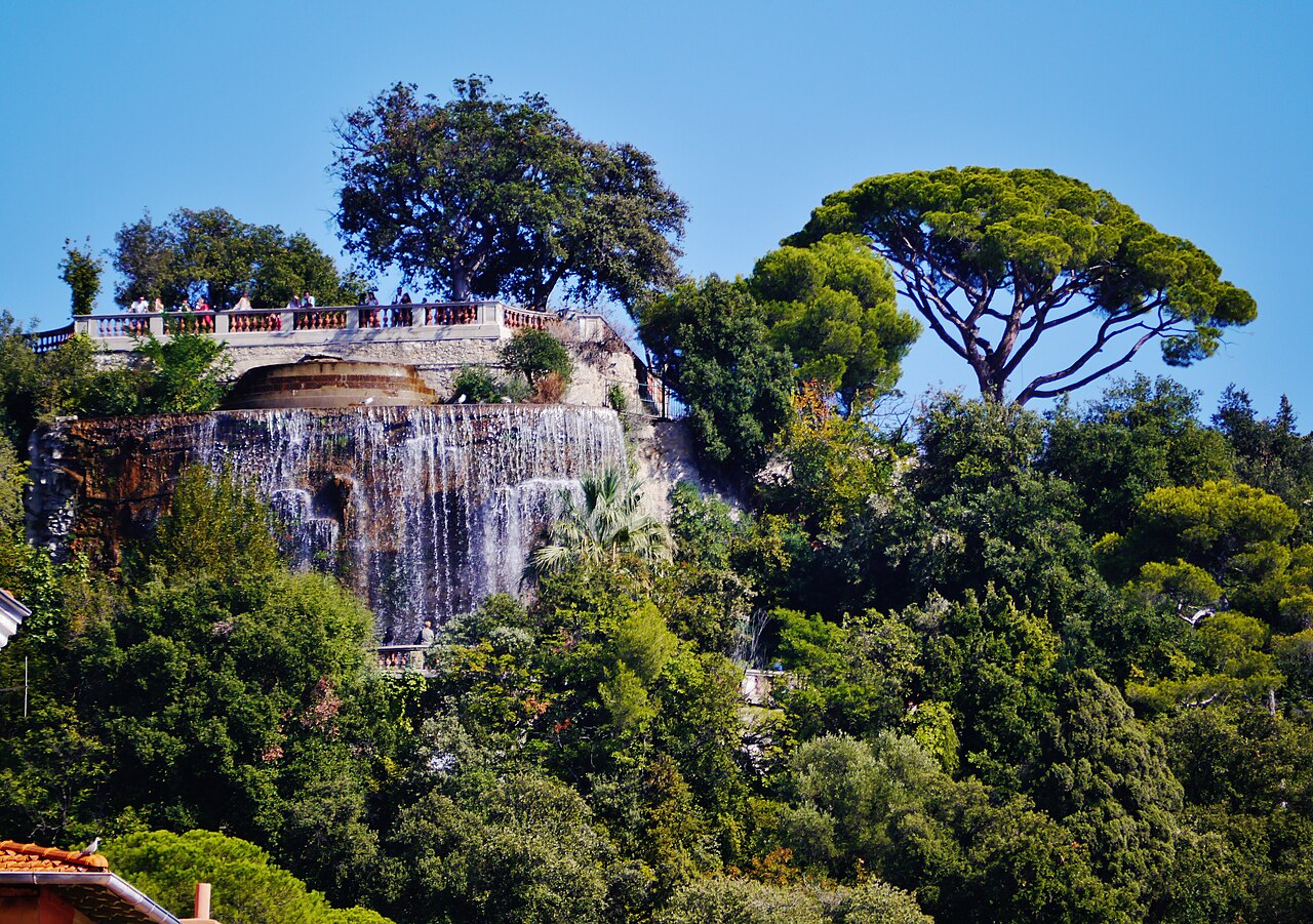 La cascade de la colline du Château au milieu des pins, sous le belvédère