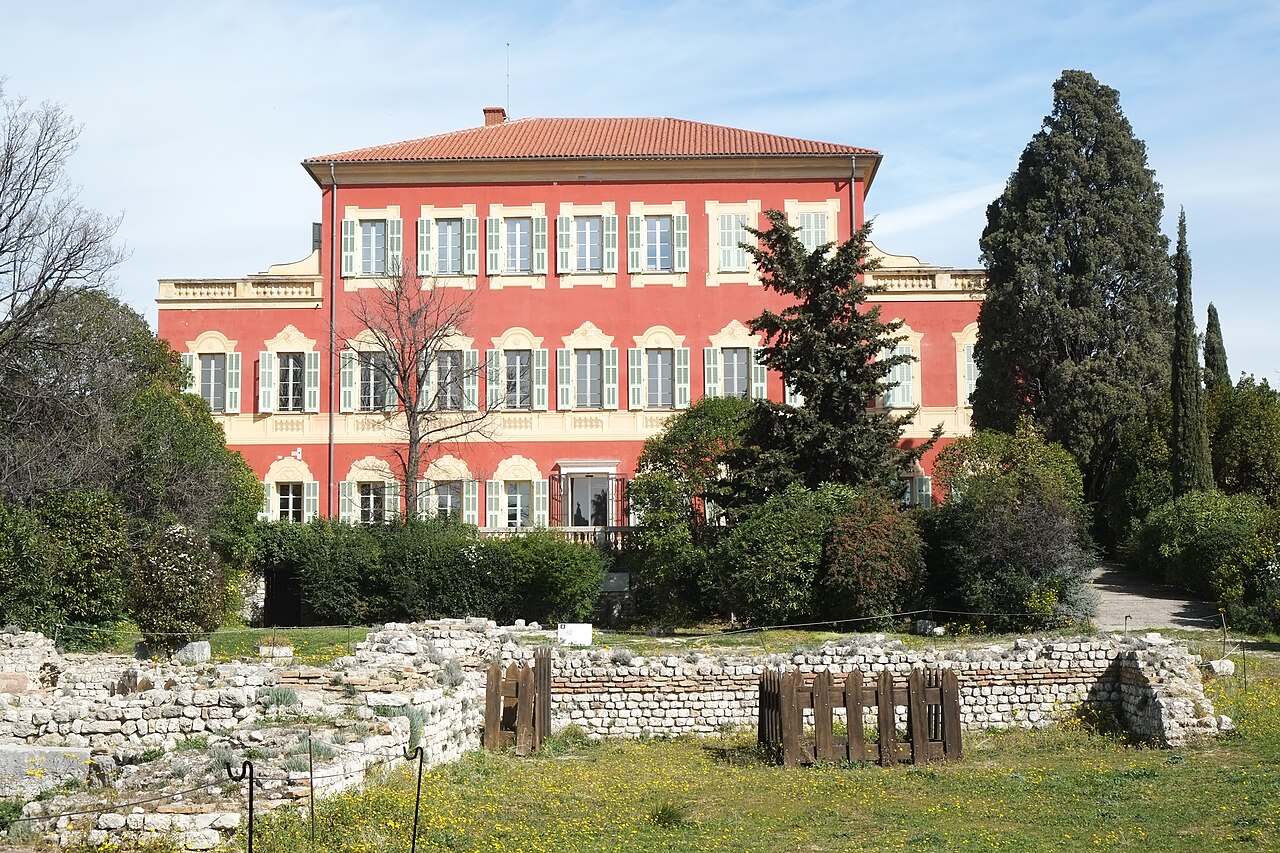 La villa des Arènes, façade rouge du musée Matisse, derrière les vestiges romains de Cimiez