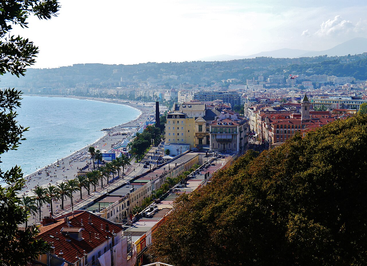 La plage de galets des Ponchettes et la baie des Anges vues depuis la colline du Château