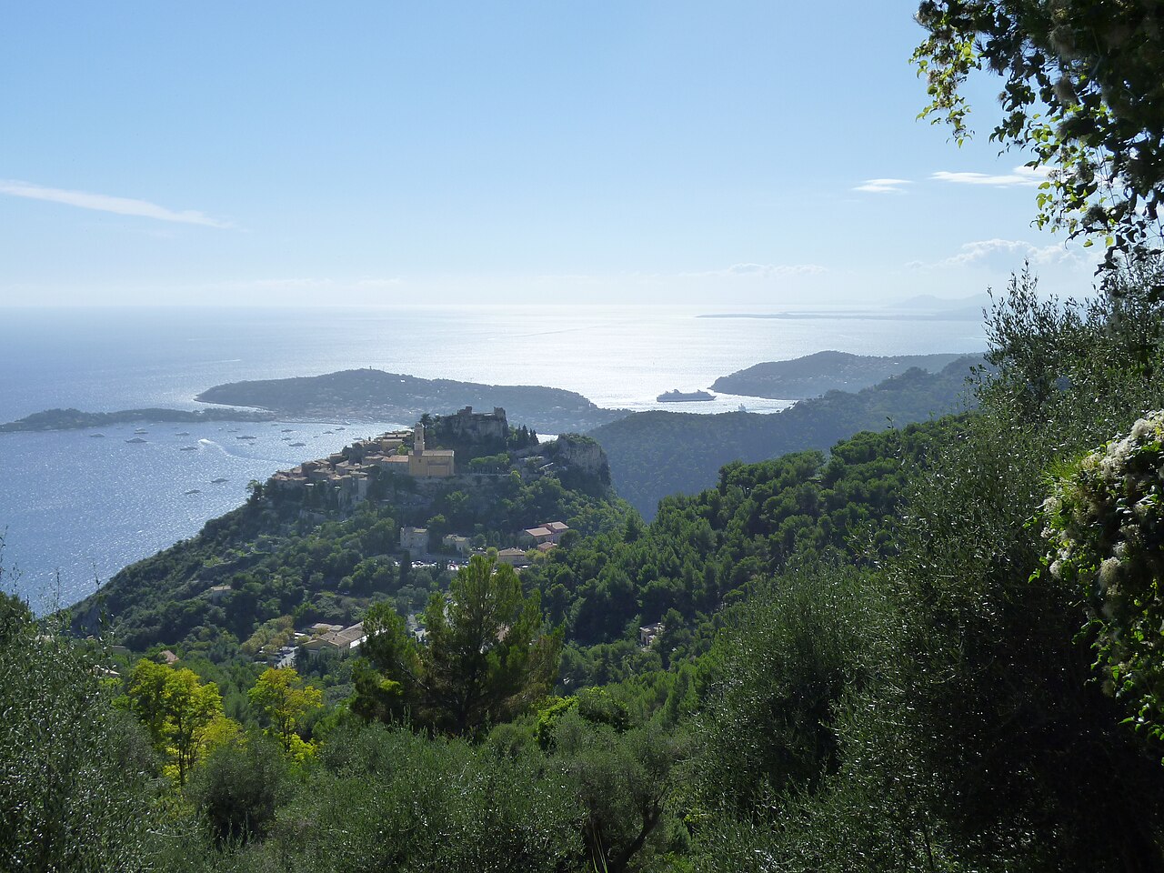 Le village perché d'Èze sur son rocher, la mer et le cap Ferrat en arrière-plan