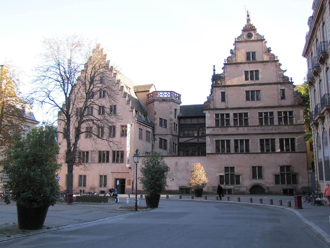 Façades à pignons de la maison de l'Œuvre Notre-Dame, place du Château