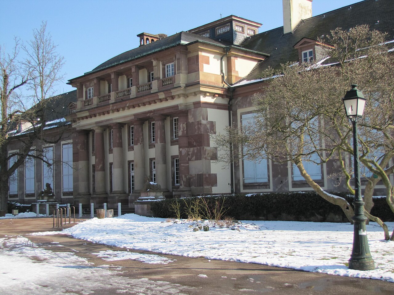 Le pavillon Joséphine du parc de l'Orangerie sous la neige
