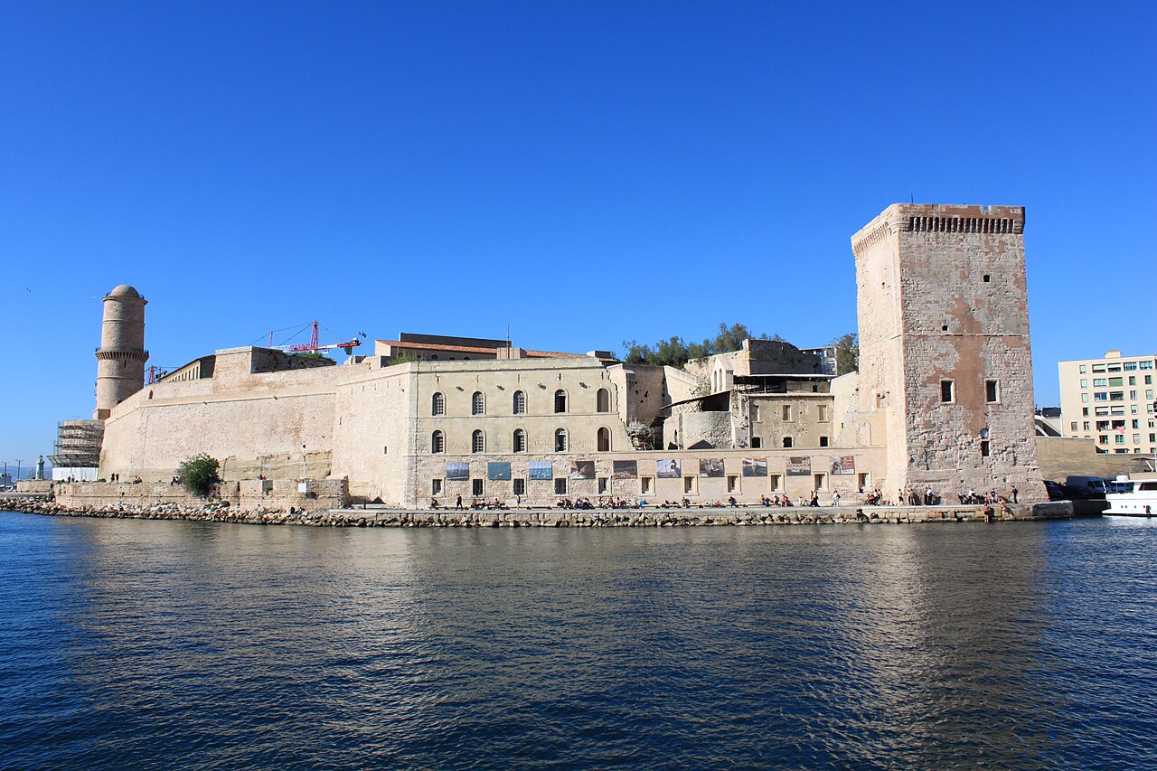 Le fort Saint-Jean à l’entrée du Vieux-Port, avec la tour du roi René et la tour du Fanal, vu depuis l’eau