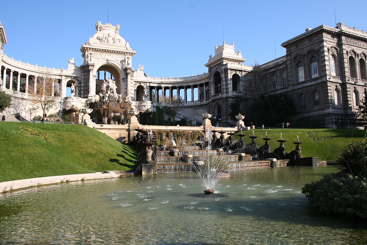 Le palais Longchamp à Marseille : le château d’eau à colonnades et sa fontaine sculptée, l’aile du musée et le bassin au premier plan