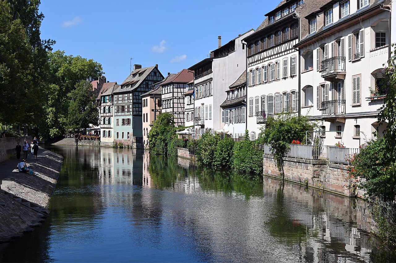 L’Ill dans la Petite France, bordée de maisons à colombages et de façades à volets qui se reflètent dans l’eau