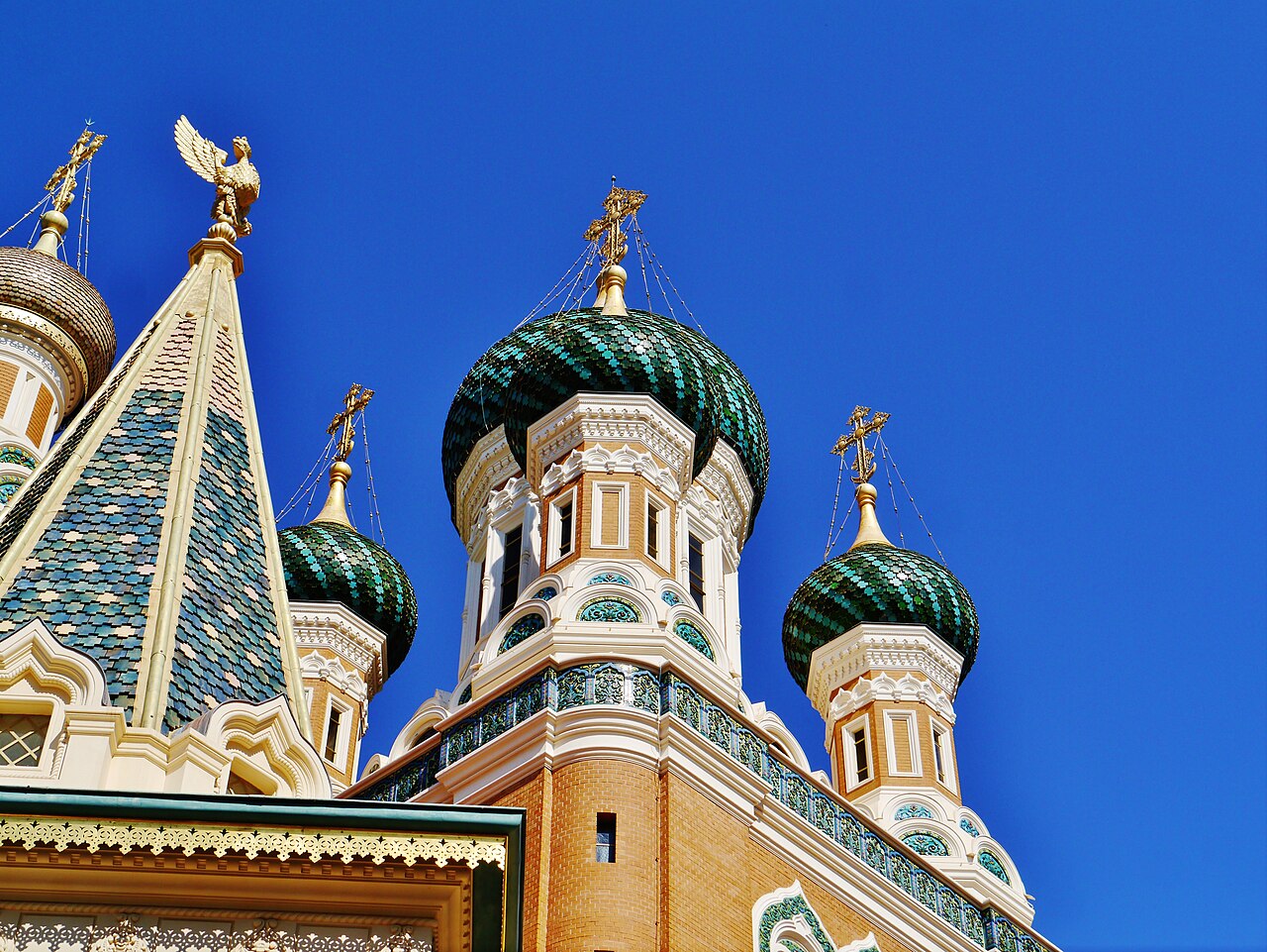 Les bulbes vert émeraude et les croix dorées de la cathédrale orthodoxe russe Saint-Nicolas de Nice sur un ciel bleu