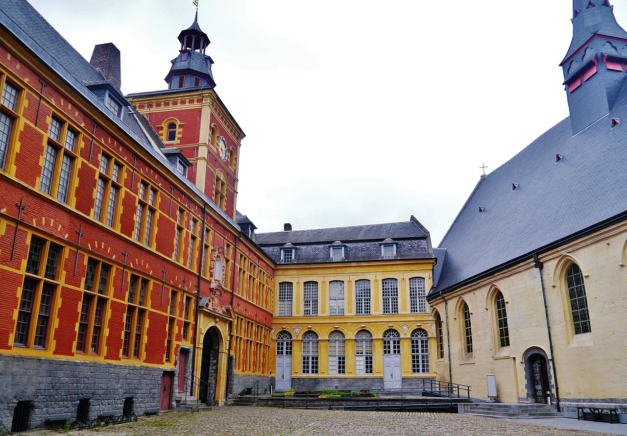 La cour pavée de l’hospice Comtesse à Lille, entre ses façades de brique rouge et de pierre jaune, son clocheton et la salle des malades