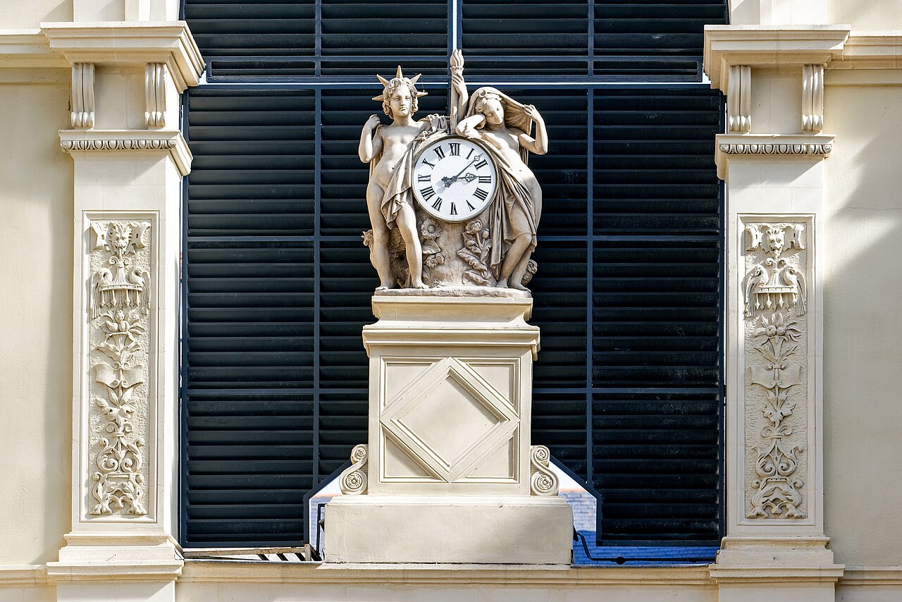 L’horloge sculptée du passage Pommeraye à Nantes, encadrée de deux figures allégoriques et de pilastres ornés, sous la verrière