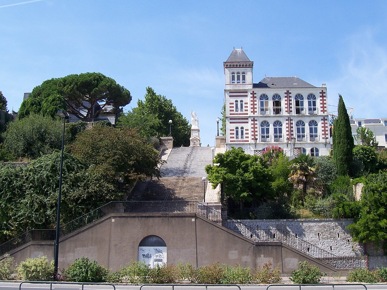 La maison du musée Jules Verne, en brique et pierre blanche, au sommet de l’escalier de la butte Sainte-Anne à Nantes, près de la statue de sainte Anne