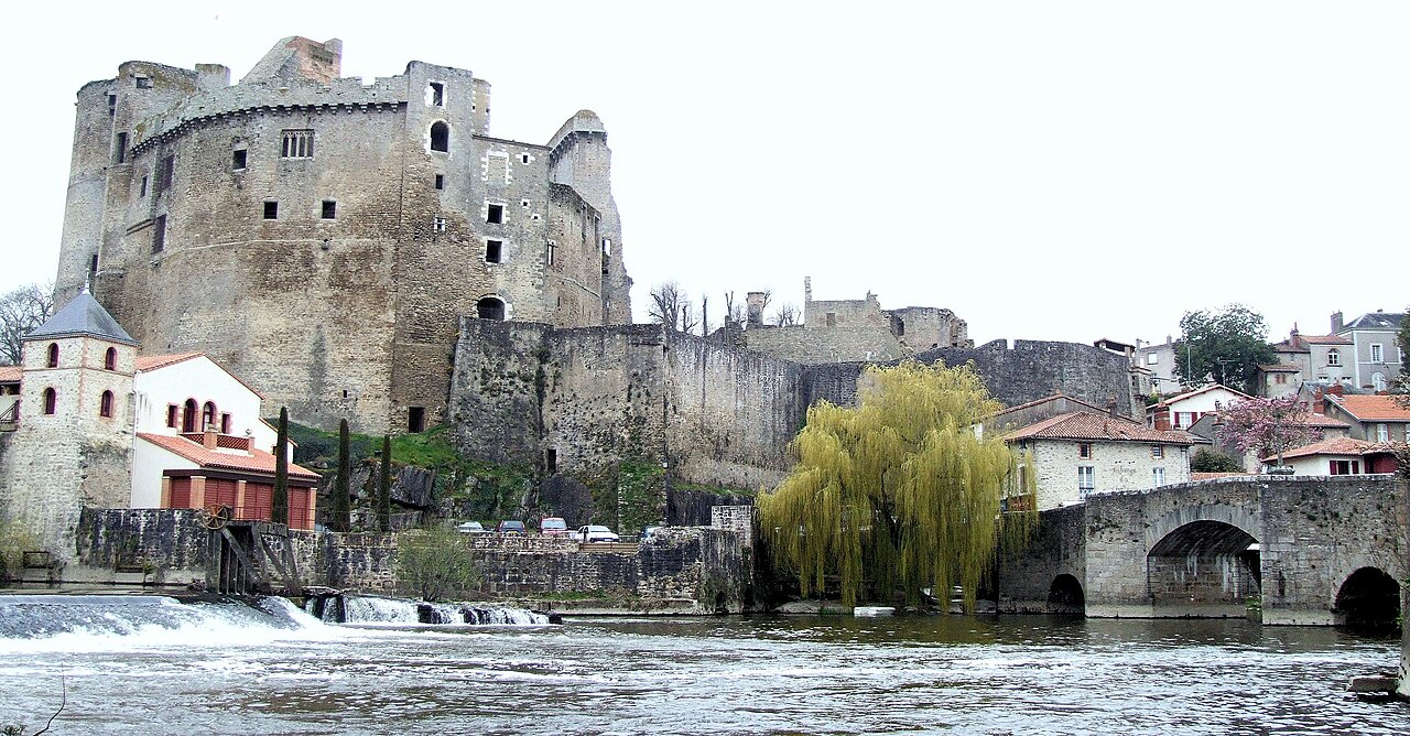 Le château médiéval de Clisson au-dessus de la Sèvre nantaise, avec sa chaussée, un saule pleureur et le vieux pont de la Vallée
