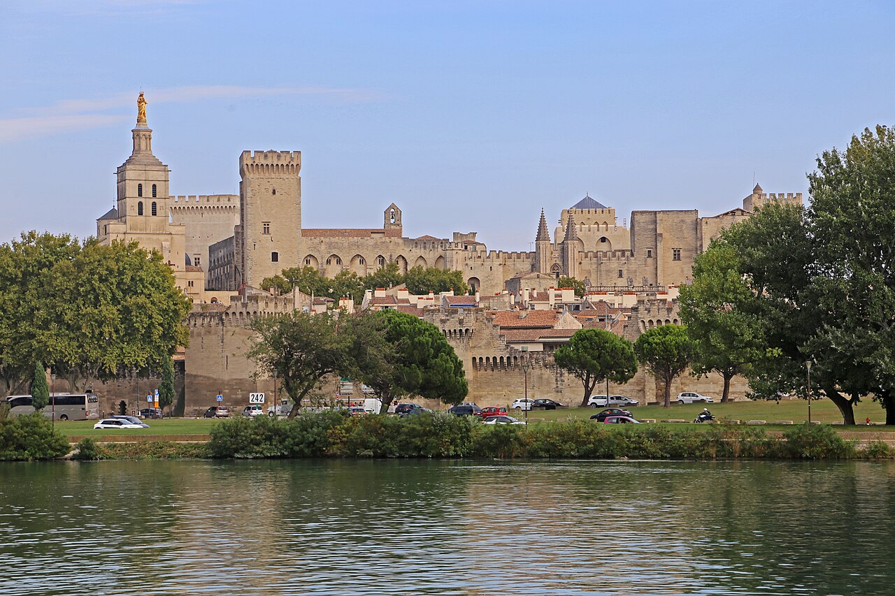 Le palais des Papes et le clocher de Notre-Dame des Doms surmonté de sa Vierge dorée, au-dessus des remparts d’Avignon, vus de l’autre rive du Rhône