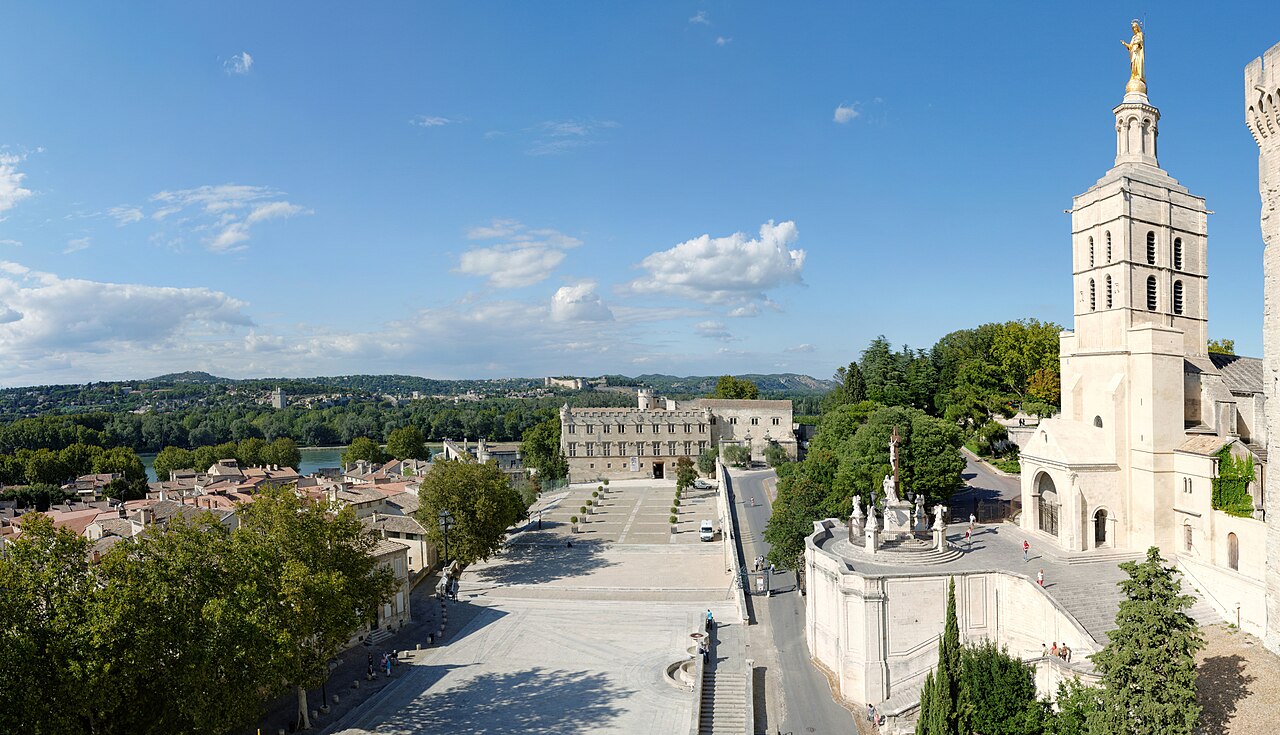 La place du Palais à Avignon vue d’en haut : au fond le Petit Palais devant le Rhône, à droite la cathédrale Notre-Dame des Doms et sa Vierge dorée
