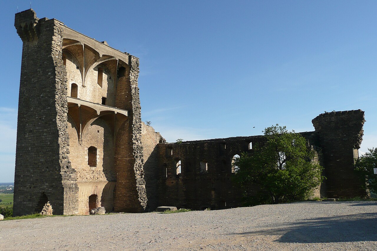 Le donjon en ruine du château des Papes à Châteauneuf-du-Pape, ses voûtes éventrées et ses murs de pierre sous un ciel bleu
