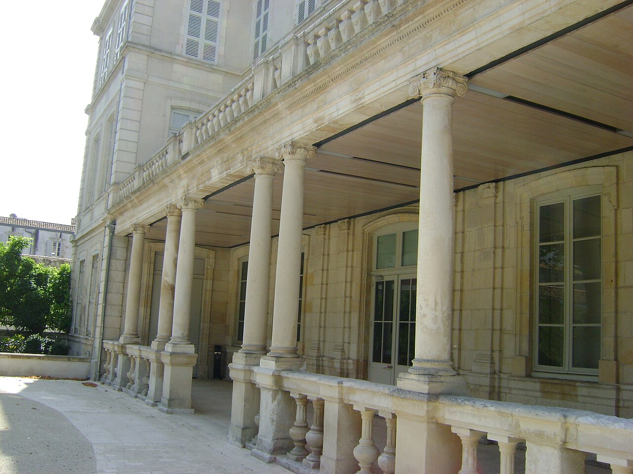 La façade sur jardin du Muséum d’histoire naturelle de La Rochelle, sa galerie à colonnes ioniques et sa balustrade de pierre claire