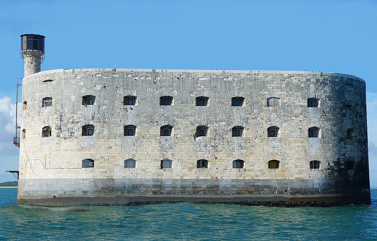 Fort Boyard, forteresse ovale de pierre posée en pleine mer entre l’île d’Aix et l’île d’Oléron, vu de près depuis un bateau