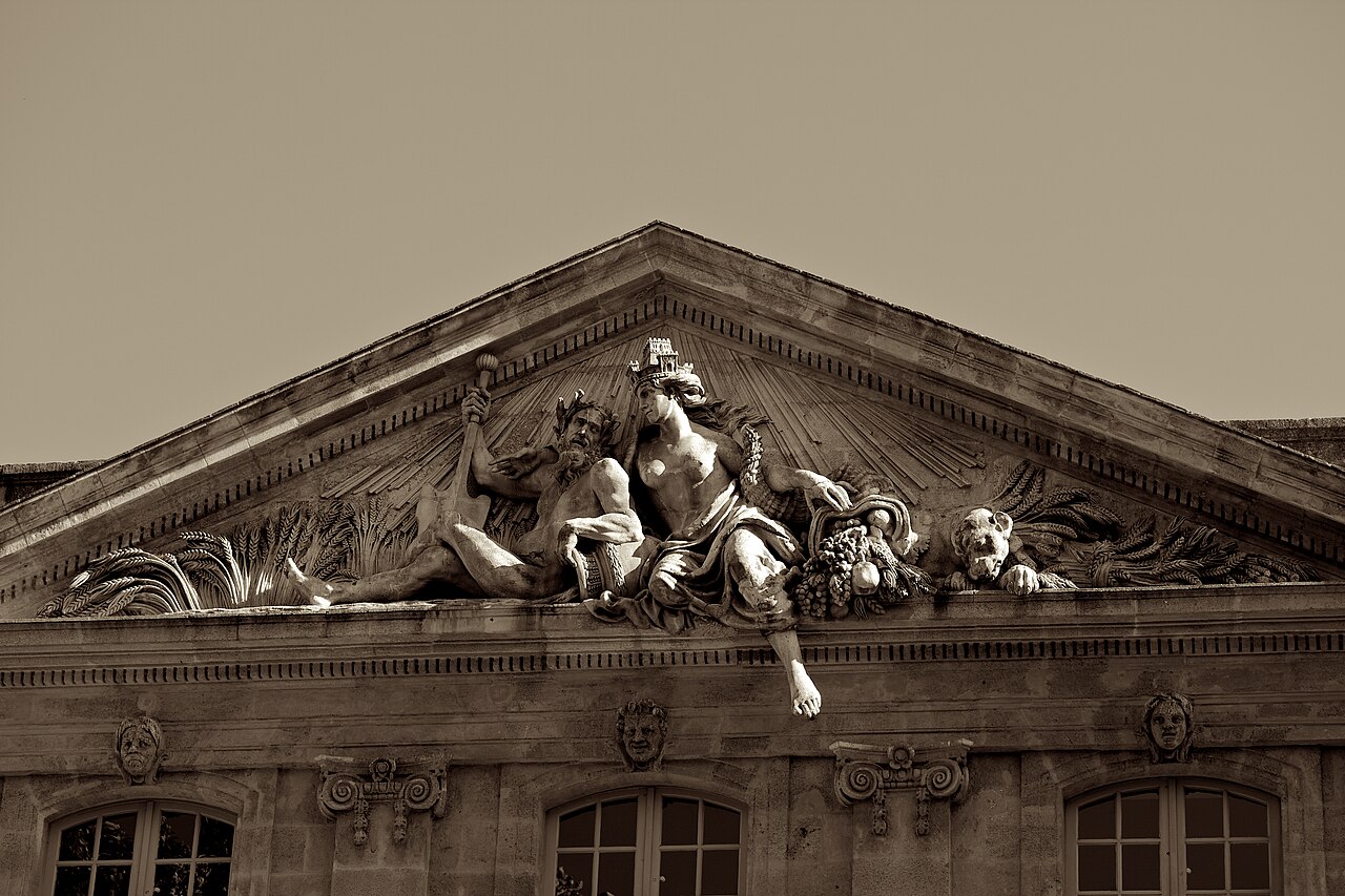 Le fronton sculpté de l’ancienne halle aux Grains d’Aix-en-Provence : le Rhône et la Durance en dieux fluviaux, entre gerbes de blé et corne d’abondance