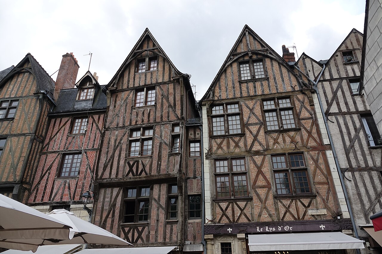 Les hautes maisons à pans de bois et à pignons pointus de la place Plumereau, dans le Vieux-Tours