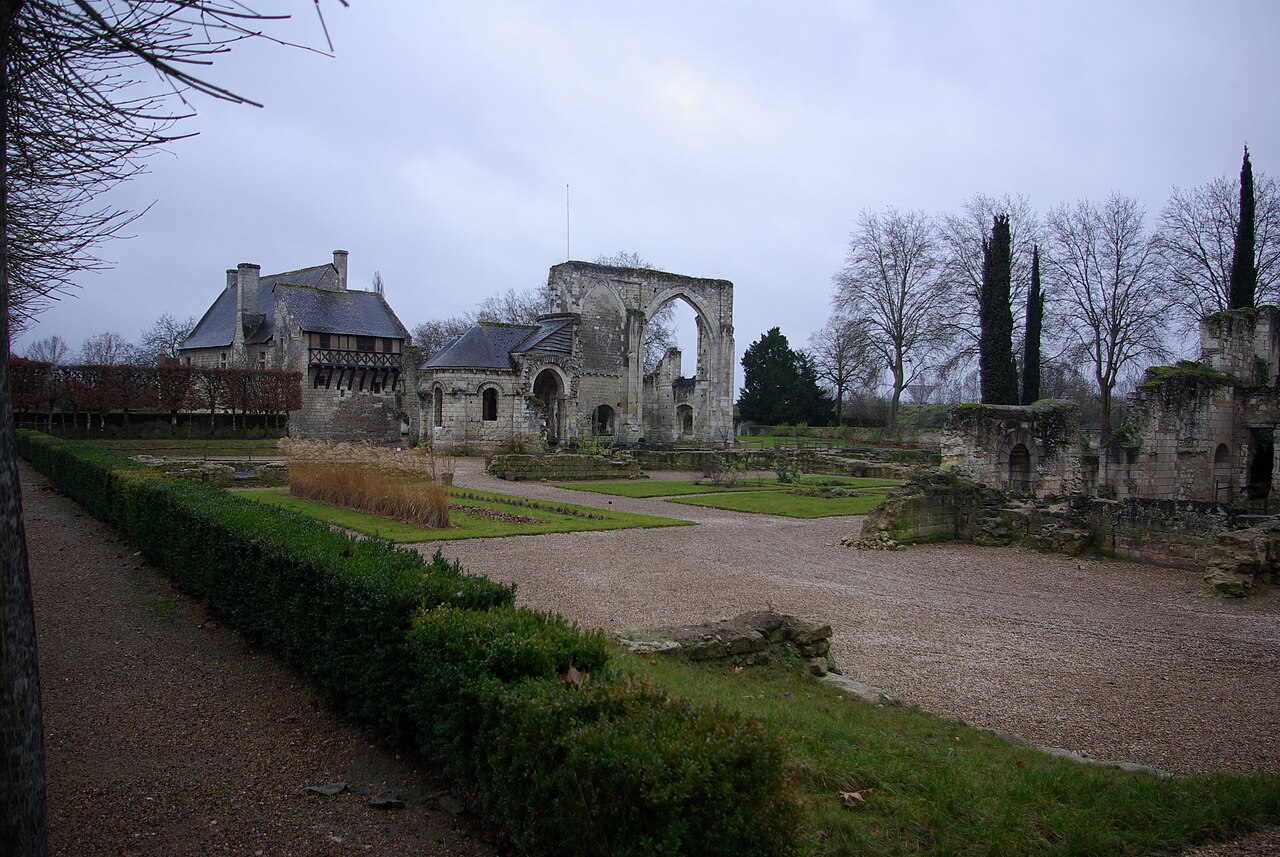 Les ruines de l’église du prieuré Saint-Cosme et le logis du prieur où vécut Ronsard, au bout d’une allée de buis, un jour d’hiver