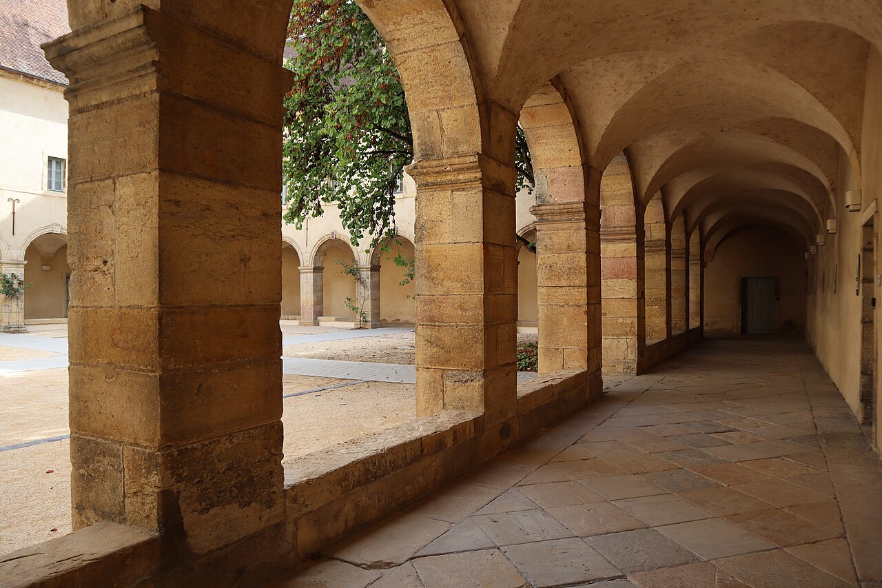 La galerie voûtée du cloître du monastère des Bernardines, qui abrite le musée de la Vie bourguignonne à Dijon, ouverte sur la cour
