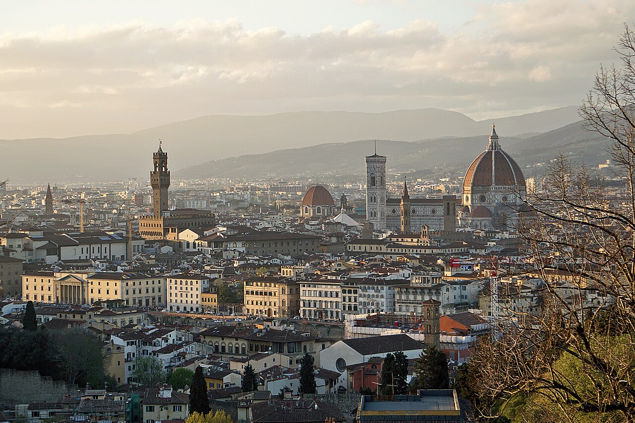 Florence vue du piazzale Michelangelo en fin de journée : les toits de la ville, la tour du Palazzo Vecchio à gauche, le campanile et la coupole de la cathédrale à droite, les collines au fond