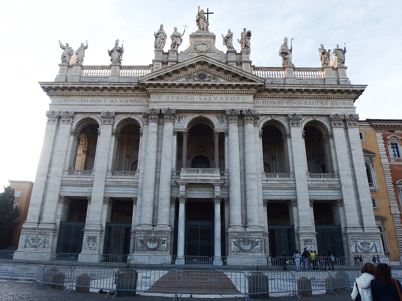 La façade de Saint-Jean-de-Latran : les colonnes colossales, la loggia et les statues du Christ et des saints sur la balustrade