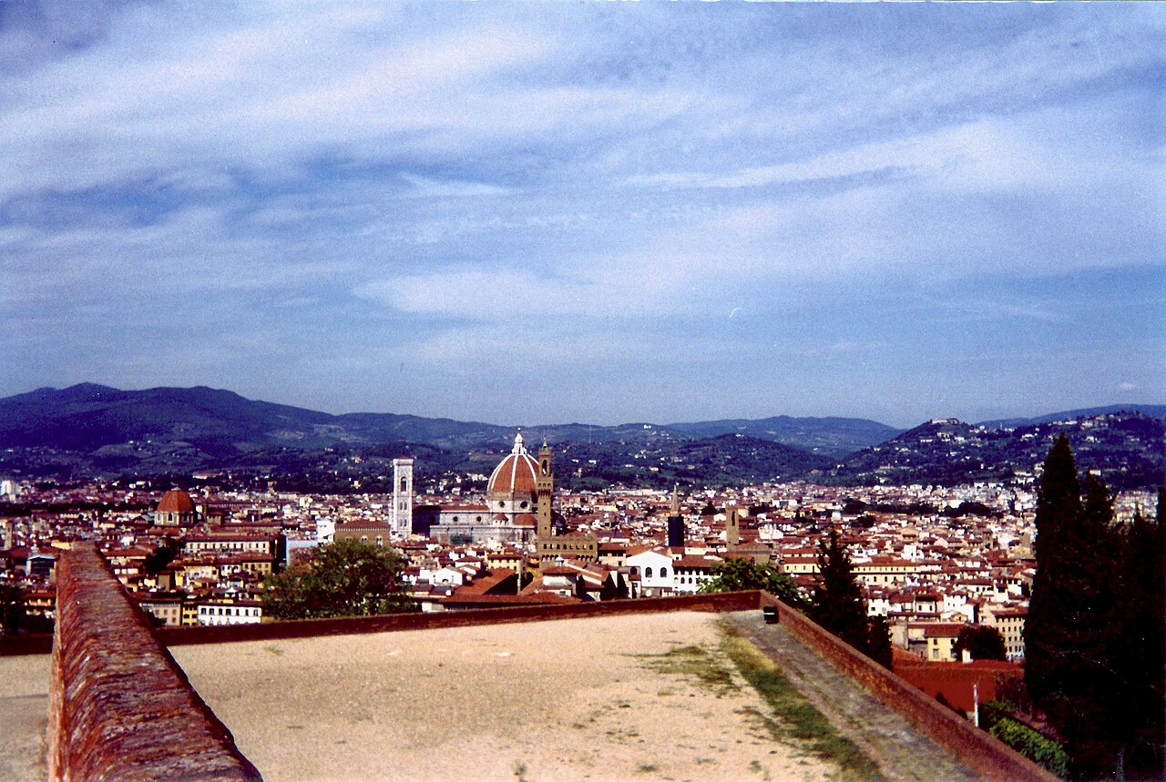 La vue depuis le piazzale Michelangelo : le parapet de la terrasse au premier plan, puis les toits de Florence, la coupole de la cathédrale, le campanile et la tour du Palazzo Vecchio, les collines au fond
