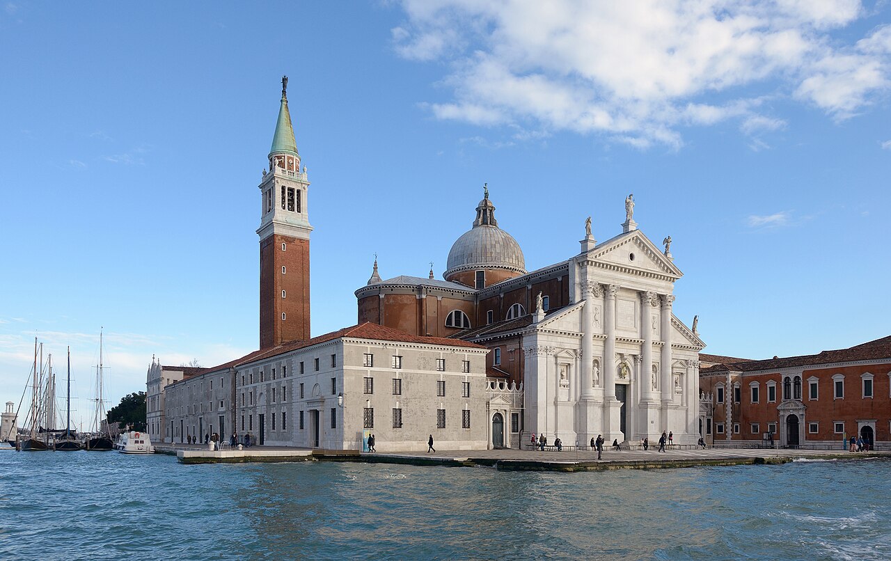 L’église San Giorgio Maggiore de Palladio vue depuis le bassin : la façade blanche, la coupole, le campanile et les bâtiments de l’abbaye