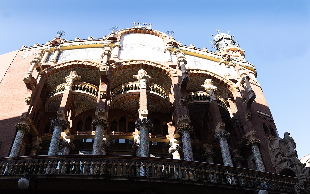 La façade principale du Palau de la Música Catalana : loggia de colonnes couvertes de mosaïque, bustes et ferronneries modernistes
