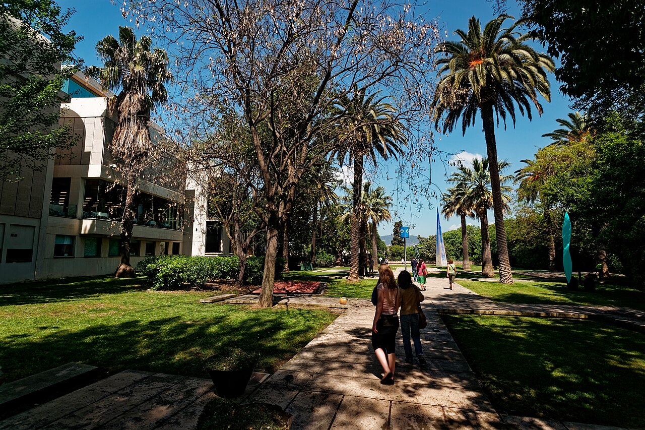 Le bâtiment blanc de la Fondation Joan Miró dans la verdure de Montjuïc, avec ses jardins et ses palmiers