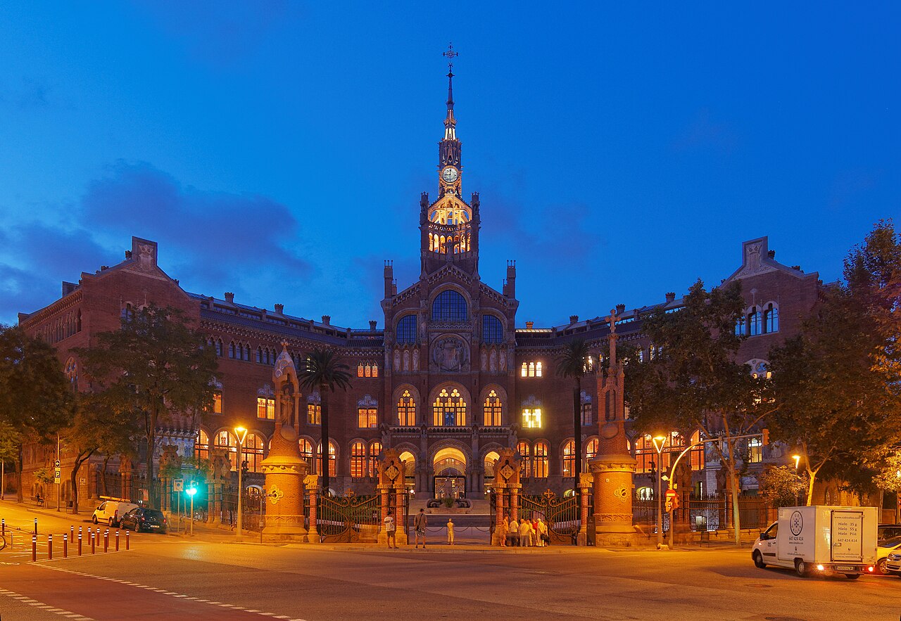 Le pavillon d’administration de l’ensemble moderniste de Sant Pau à l’heure bleue, sa tour de l’horloge éclairée