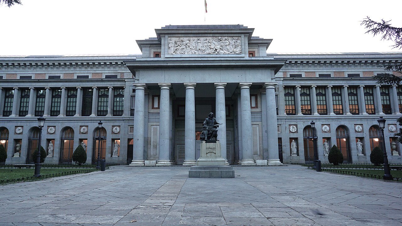 La façade néoclassique du musée du Prado, porte de Velázquez, avec la statue du peintre devant le portique