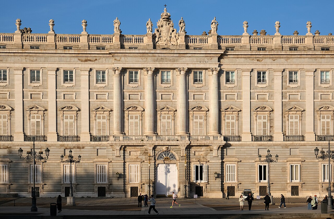 La façade est du Palais royal de Madrid au soleil couchant, vue de la plaza de Oriente