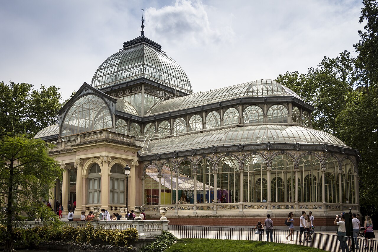 Le palais de Cristal du parc du Retiro, verrière et fer forgé, au milieu des arbres