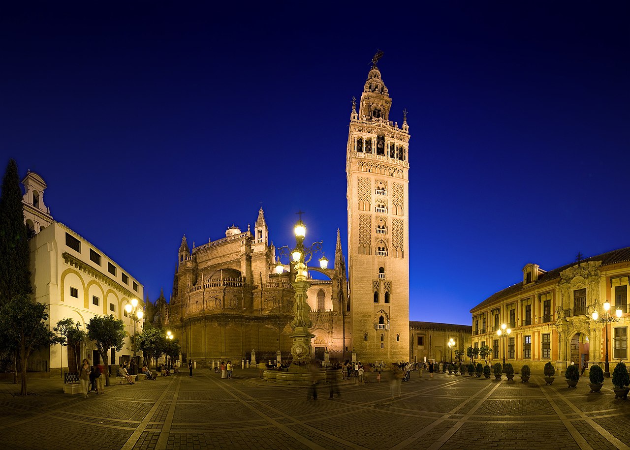 La cathédrale de Séville et la Giralda illuminées à l’heure bleue, vues de la plaza Virgen de los Reyes