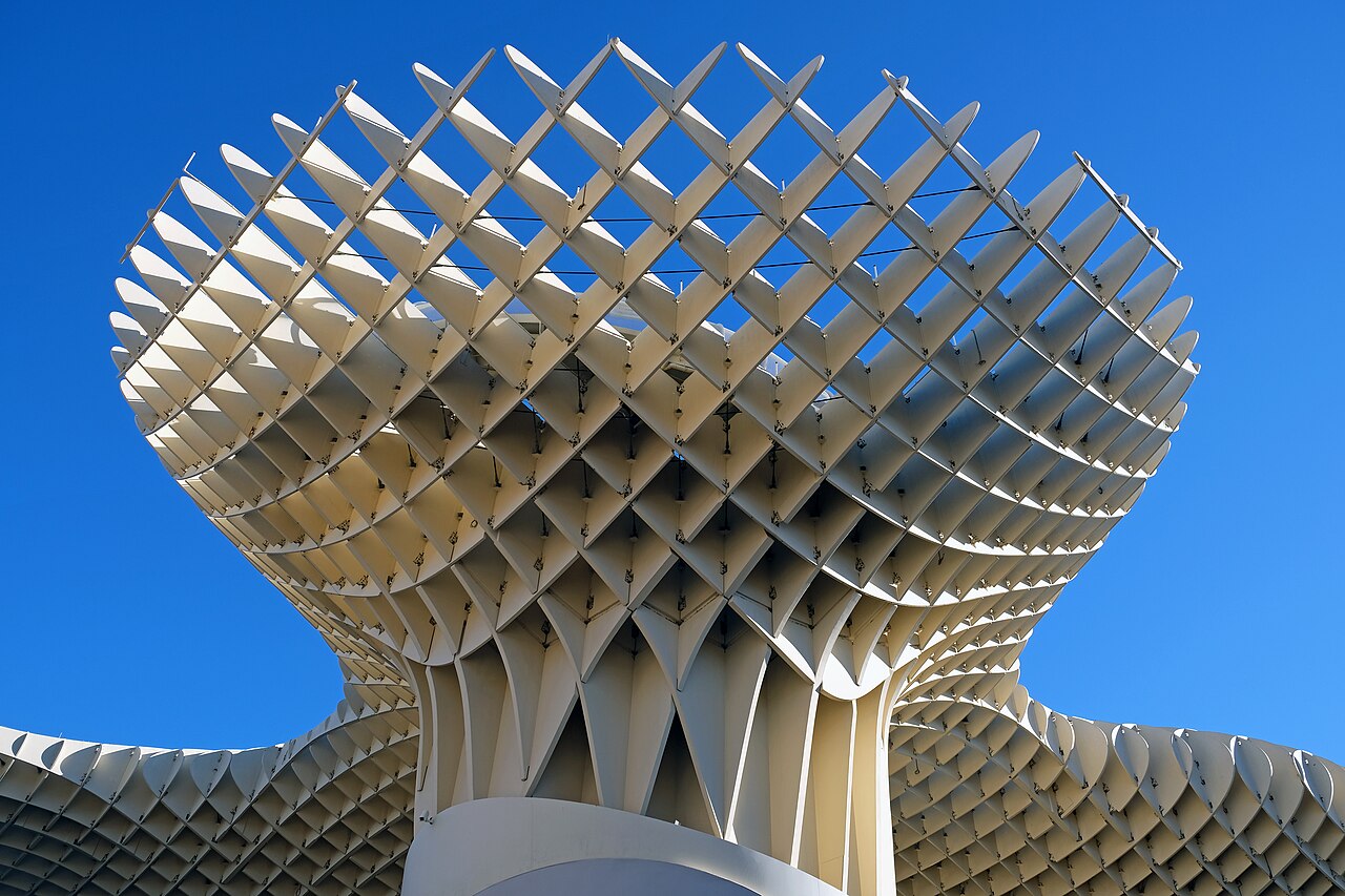 La structure de bois en nid d’abeille du Metropol Parasol (Setas de Sevilla) contre un ciel bleu intense