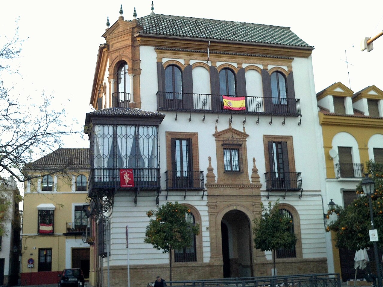 Maisons blanches et ocre du quartier de Santa Cruz, avec balcons en fer forgé et bow-window