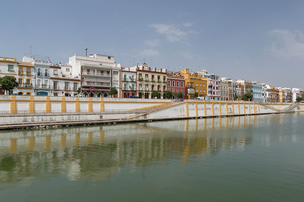 Les maisons colorées du quai de Triana se reflétant dans le Guadalquivir